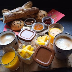 gite-l-amazonite-petit-dejeuner-carre